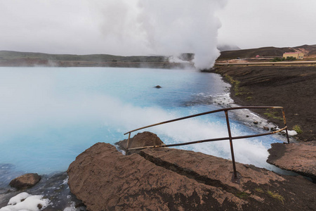 在冰岛北部的 myvatn 湖附近, 水流成蓝色的自然沐浴