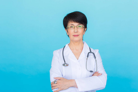女性医生画像在白色外套在蓝色背景下