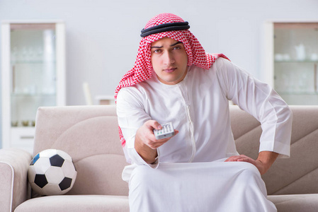 阿拉伯男人看体育足球在电视