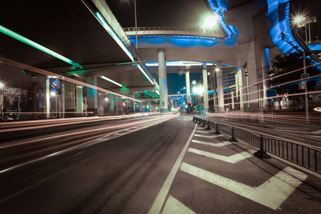 城市道路立交高架桥的夜景图片