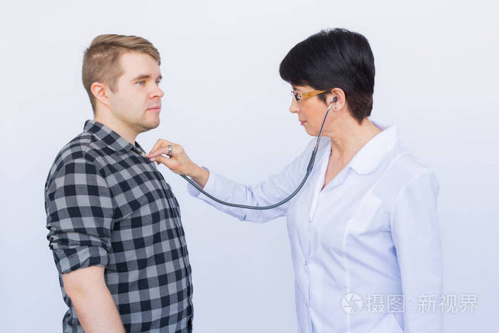 医生听病人胸部与听诊器在白色背景下