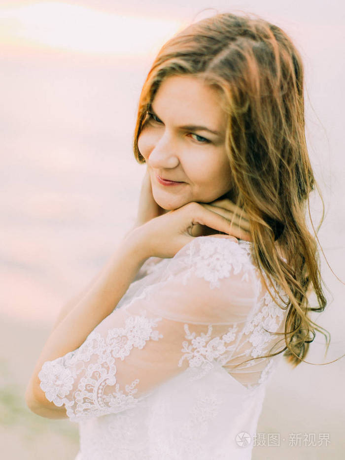 新娘的侧面特写肖像向下看照片-正版商用图片0onq0y-摄图新视界
