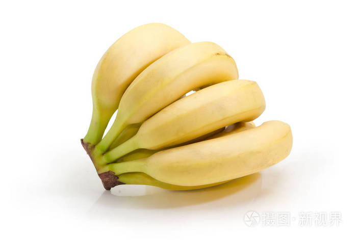 在白色背景上, 在哑光表面切割成熟的黄色香蕉簇