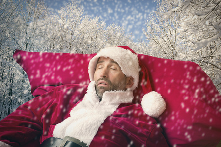 圣诞老人在雪地里睡觉