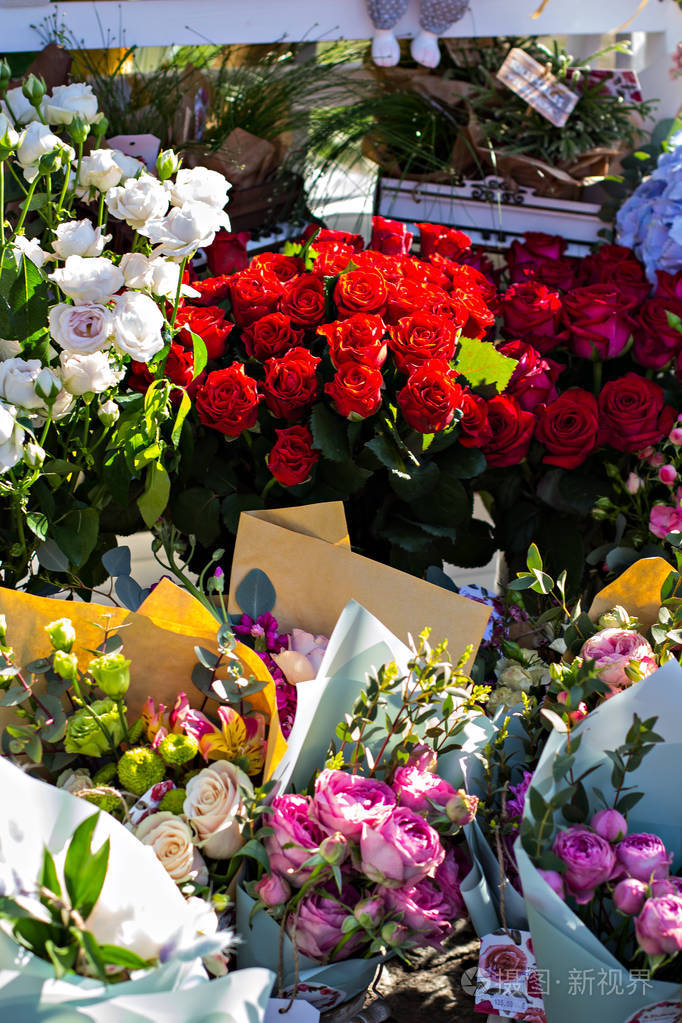 美丽的花束在市场上的花朵.展示鲜花.卖花.花店.