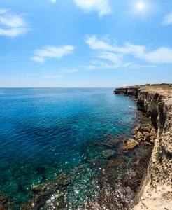 风景如画的风和日丽海景, 白色的岩石峭壁, 洞穴, 格罗塔吉甘泰德 poesia, 拉维基亚, Salento 亚得里亚海海岸