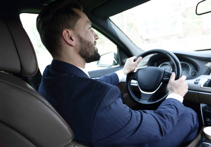 上调用两位年轻的亚洲商人坐在一辆汽车的后座上, 开车到他们的目的地