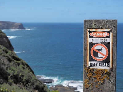 在开普敦附近悬崖的警告标志照片