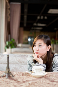 年轻漂亮的中国女人在咖啡馆