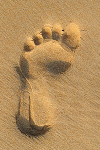 人的脚在沙滩上的印记图片