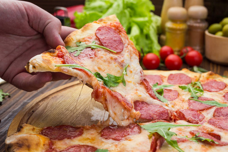 比萨香肠, 意大利干酪, 意大利香肠和芝麻菜在木质背景下