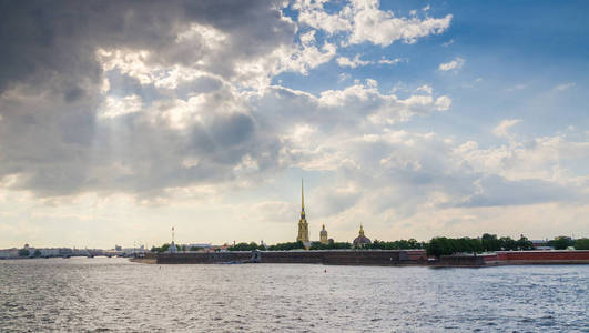 在多云的日子，在圣彼得堡，俄罗斯涅瓦河的景观