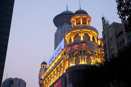 新世界城市购物中心位于上海市 China6 大街步行街