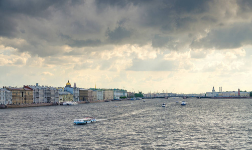 在多云的日子，在圣彼得堡，俄罗斯涅瓦河的景观