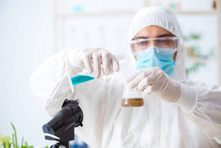 在植物实验室工作的男性生物化学家