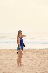 女人站在沙滩上
