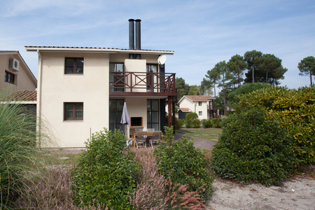 美丽的现代房子的外观的视图照片