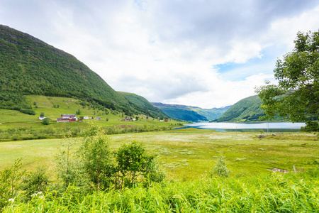 旅游度假和旅行。在挪威，斯堪的那维亚山脉景观在夏天