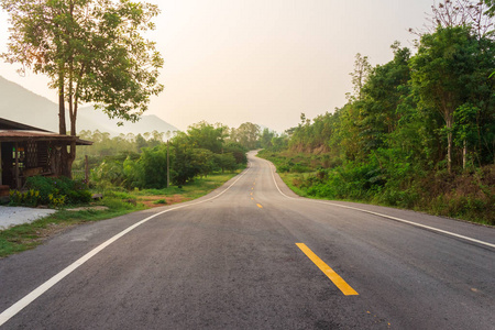 泰国山区绿色森林曲线沥青路照片