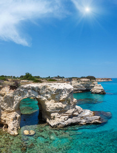 风景如画的风和日丽海景, 有悬崖, 岩石拱和栈 faraglioni, 在圣安德烈, Salento 海岸, 普利亚, 意大