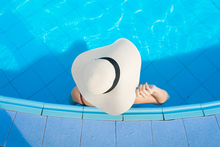 妇女戴草帽, 在游泳池里放松