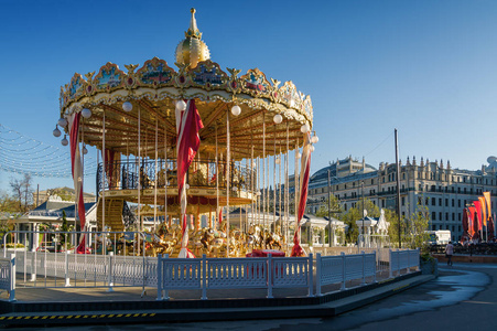 莫斯科马戏团在革命广场,莫斯科,俄罗斯儿童旋转木马照片