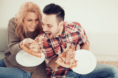 对夫妇吃苹果对夫妇吃比萨饼小吃照片