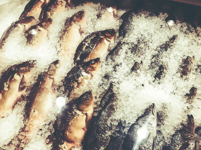 冰上冷藏的鱼在市场上的柜台上
