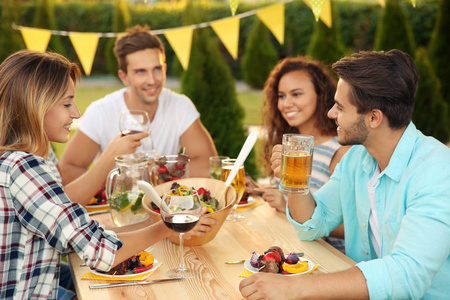 朋友花园聚会图片-朋友花园聚会素材-朋友花园聚会插画-摄图新视界