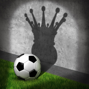 足球冠军的概念作为一个球铸造一个影子戴着一个国王皇冠作为一个比喻