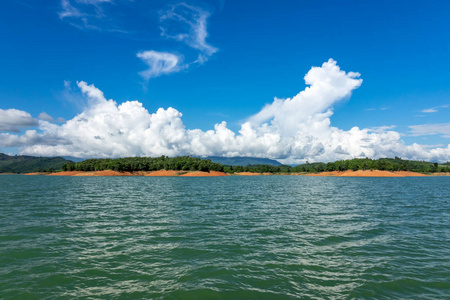 南 Ngum 湖在老挝, 风景与海岛和云彩