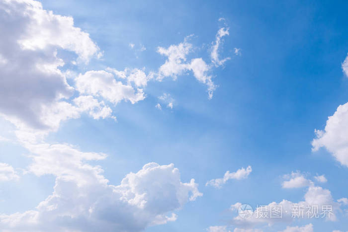 多云的天空和蓝色天空晴朗,太阳爆炸射线背景