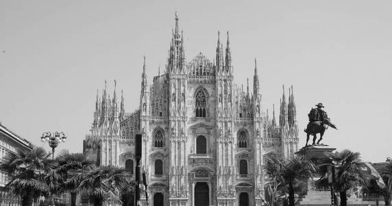 米兰 意为米兰大教堂 教堂与棕榈树, 意大利的黑色和白色