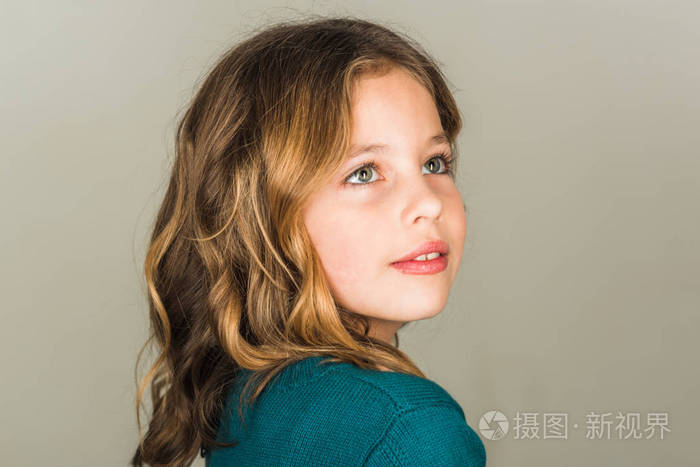 童年和幸福小时候的小女孩