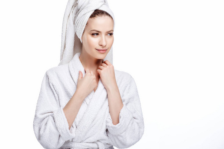 年轻女子穿着浴衣和毛巾在她的头上, 温泉和护理肖像, 干净自然的脸, 肖像上的白色背景隔离