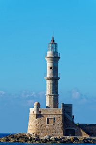 灯塔对蓝天。这座灯塔坐落在克里特的查里雅。