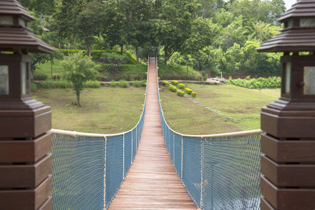 在公园里直接上孤独的小岛上的绳桥
