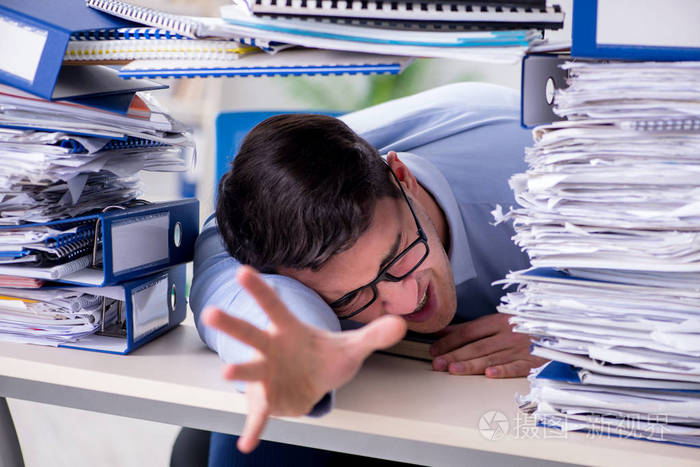 非常繁忙的商人在办公室工作