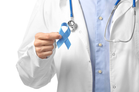 医生持有蓝丝带白色背景, 特写。前列腺癌概念