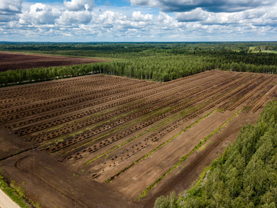 无人机图像。拉脱维亚草坪燃料电池开发与贮存领域的农村鸟瞰图