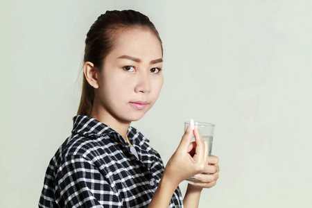 亚洲妇女是采取和吃药品和帮助所需的维生素