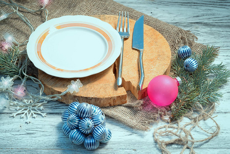 节日的圣诞餐桌设置在乡村风格。在盘子里复制你的文字或膳食的空间