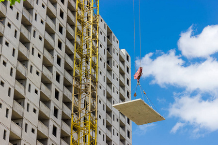 预制混凝土面板多层住宅在施工中的片段与起重机的凸起建筑面板