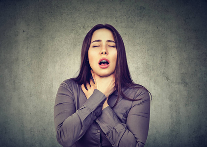 哮喘发作或令人窒息的女人不能呼吸患有呼吸问题非洲裔美国女性拥抱她