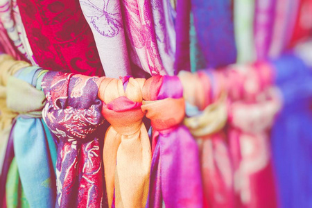彩色围巾。马拉加的纪念品店