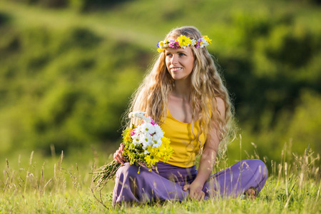 与束鲜花在草地上的女人