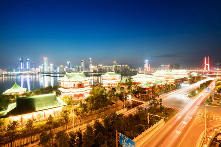 城市景观和天际线的市中心附近重庆晚上水