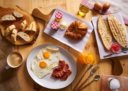 欧式早餐牛角面包鸡蛋培根面包图片