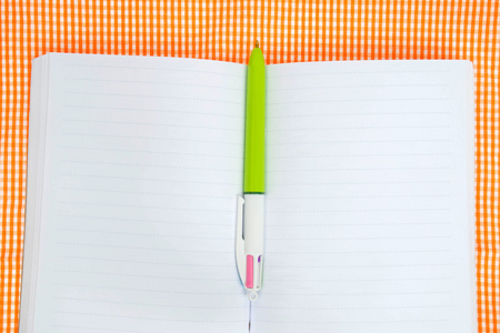 笔记本和钢笔橙色背景