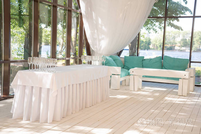 豪华通风的夏日餐厅, 白色透明的椅子和准备党